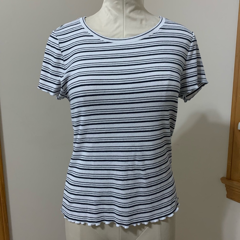 🪐✨Black and white t-shirt w/ lettuce cut edges